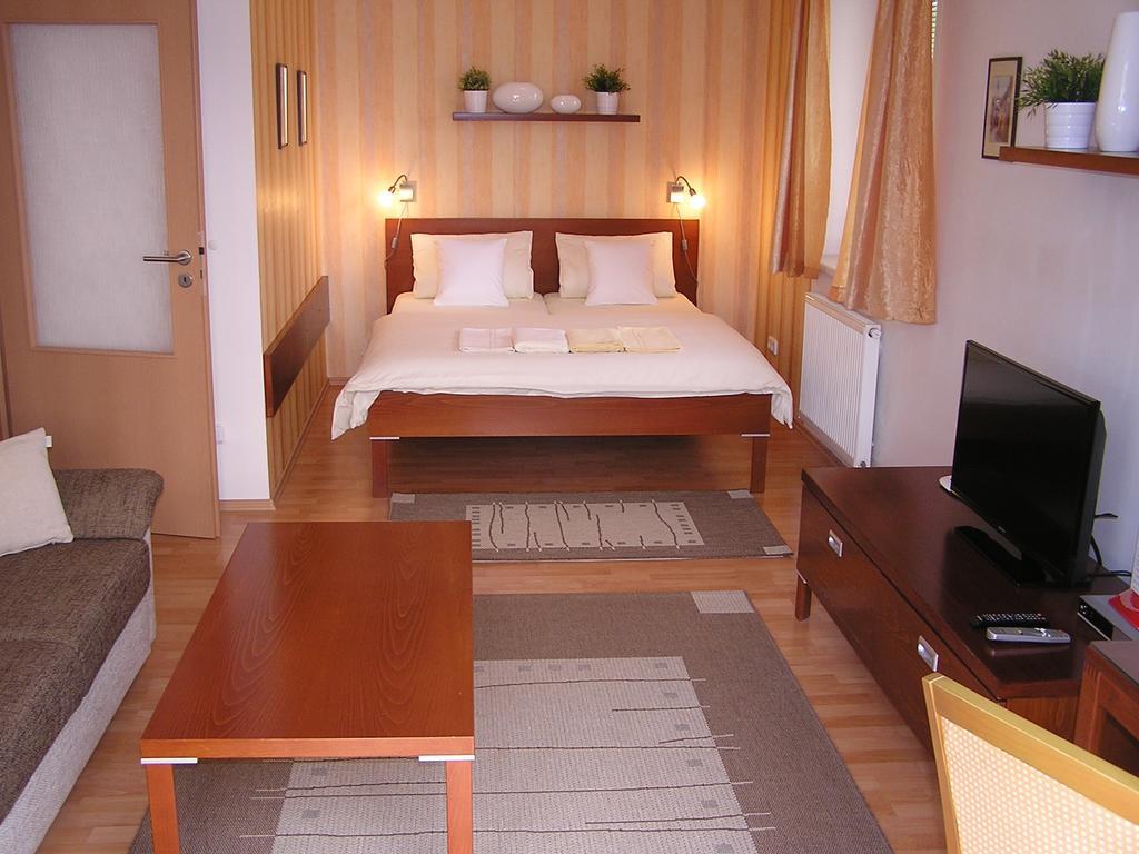 Gonda Apartments Hradec Králové Exteriör bild